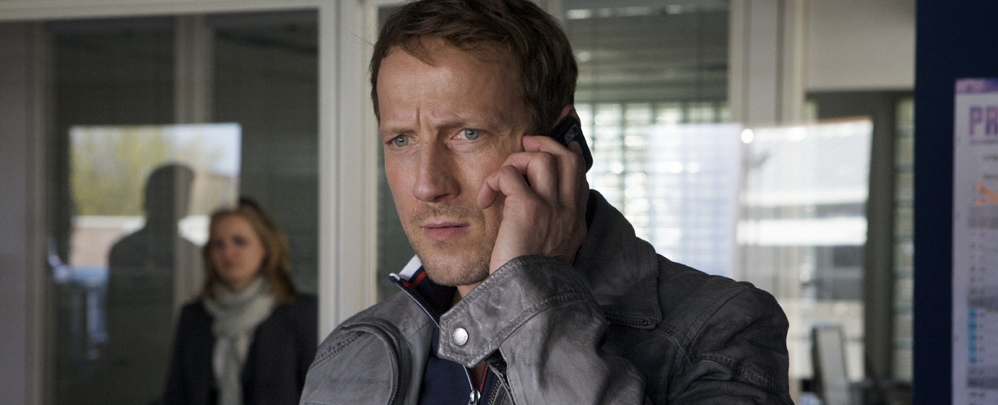 Wotan Wilke Möhring hängt „Stralsund“-Polizeimarke an den Nagel – „Tatort“-Kommissar soll dennoch Teil der ZDF-Serie bleiben – Bild: ZDF/​Georges Pauly