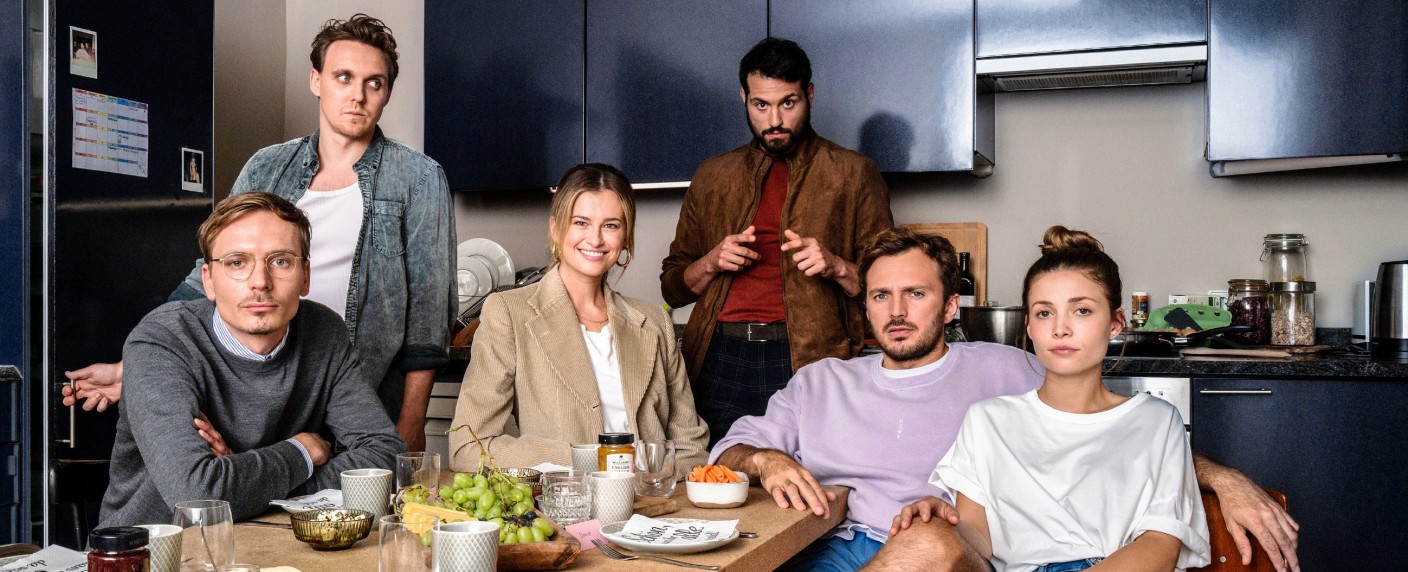 „WRONG“: „Rote Rosen“-Star in neuer Comedyserie von TVNOW – Dreharbeiten zur ersten Mockumentary des RTL-Dienstes gestartet – Bild: TVNOW
