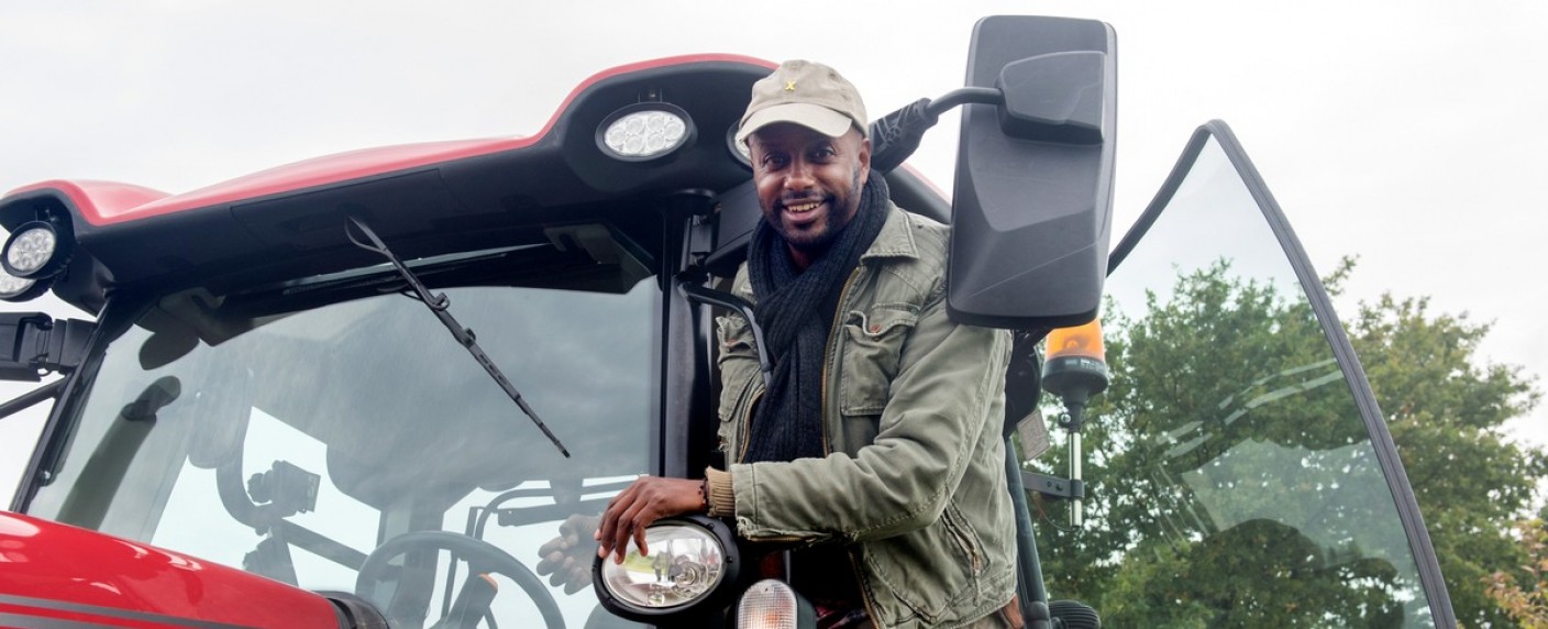 „Rote Rosen“: Yared Dibaba wird zu Bauer Petersen – Gastauftritt in der ARD-Telenovela – Bild: ARD/​Nicole Manthey