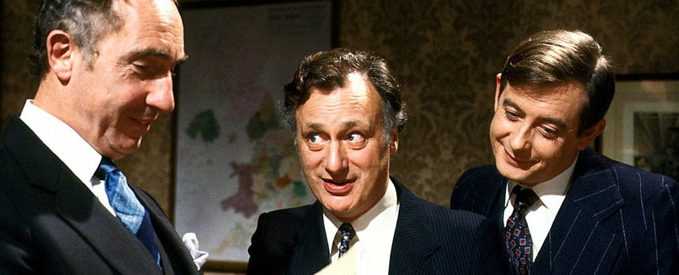 Der Cast der Serie im Vorläufer „Yes, Minister“ – Bild: BBC