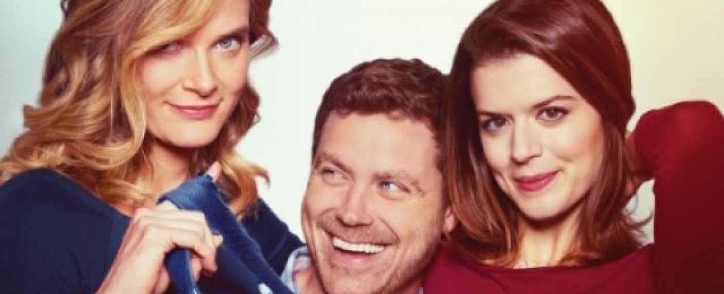 „You Me Her“: Polyamorie-Comedy nach Staffel fünf abgesetzt – Finale Staffel wird als Serienende produziert – Bild: DirecTV