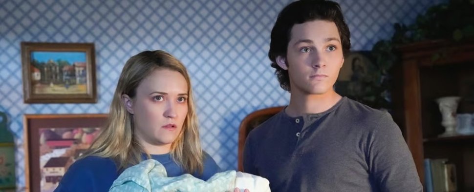 Emily Osment (l.) als Mandy und Montana Jordan als Georgie in „Young Sheldon“ – Bild: CBS