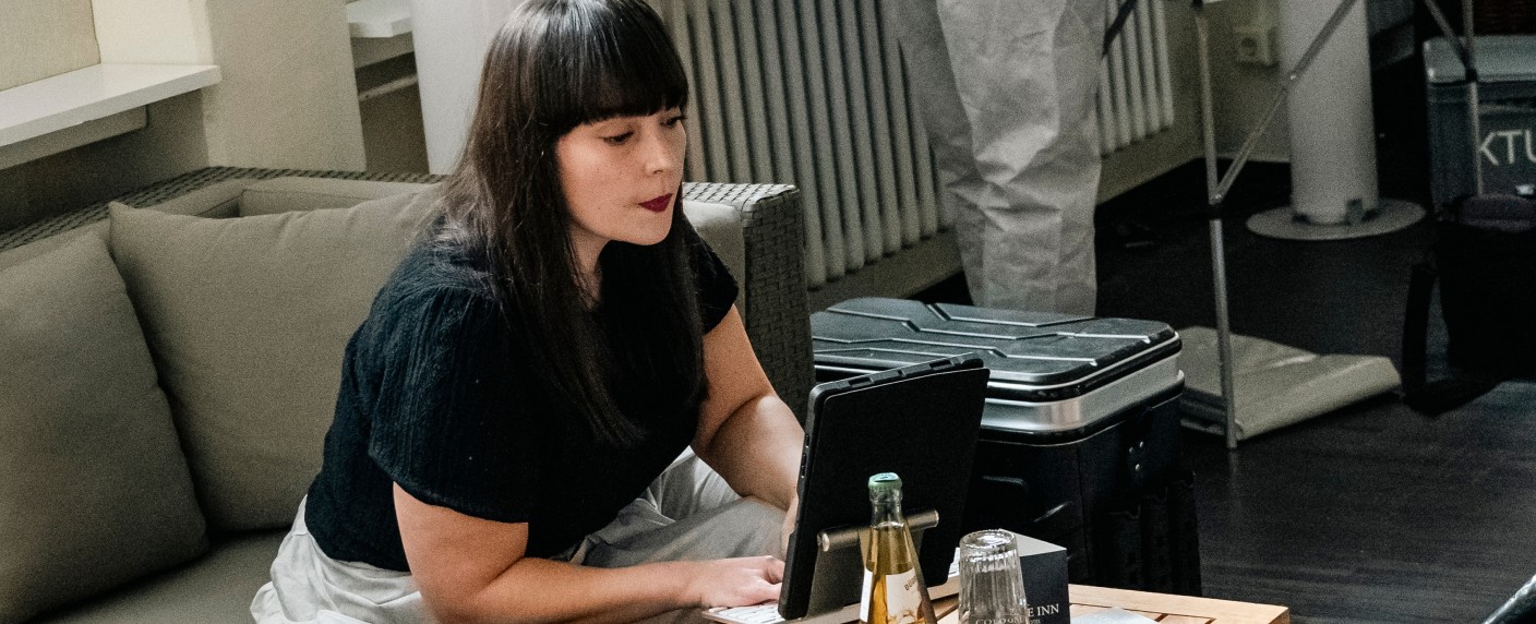 „SOKO Köln“-Neuzugang: Yulia Yañez Schmidt gibt heute ihren Einstand – Neue Rechtsmedizinerin in ZDF-Vorabendkrimi – Bild: ZDF/​Martin Rottenkolber