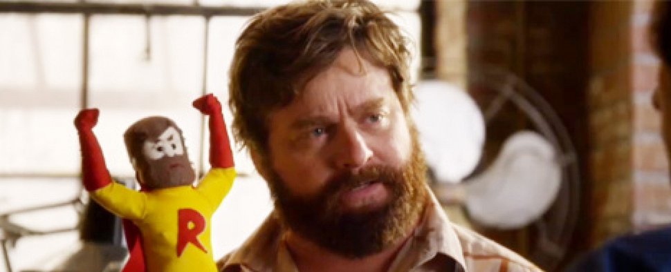 Zach Galifianakis als Ray (mit Super-Ray-Puppe) in „Bored to Death“ – Bild: HBO