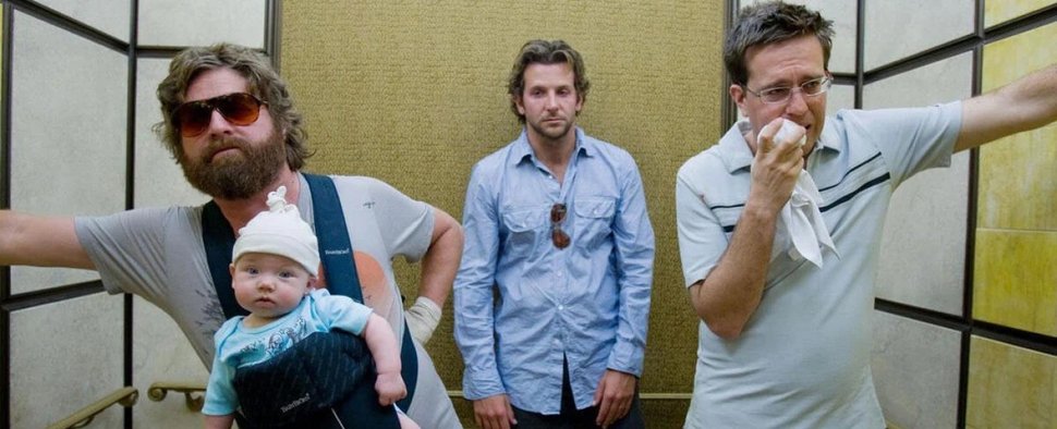 Zach Galifianakis (links) schließt sich „Very Young Frankenstein“ an – Bild: Warner Bros.