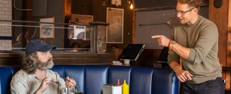 Zach Galifianakis (links) und Billy Magnussen in „The Audacity“ – Bild: AMC/Ed Araquel