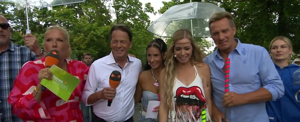 Andrea Kiewel (l.) flüchtet mit ihren Mallorca-Gästen vor dem aufziehenden Gewitter – Bild: ZDF/Screenshot