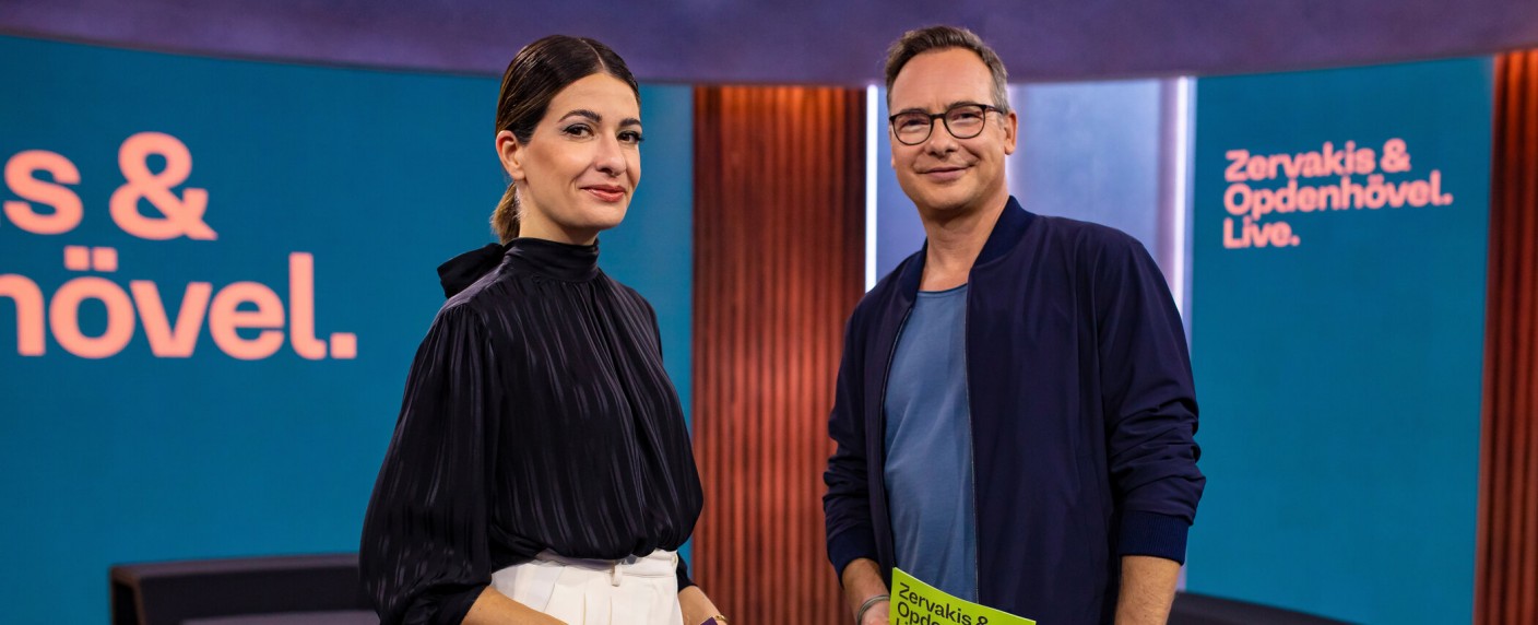 „Zervakis & Opdenhövel. Live.“ fortan immer im Anschluss an „TV total“ – „Young Sheldon“ und „Die Simpsons“ ziehen um, „Family Guy“ startet – Bild: ProSieben/​Benedikt Müller