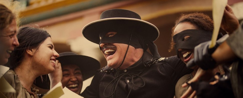 „Zorro“ (Jean Dujardin) als Volksheld von Los Angeles – Bild: Christophe Brachet/France Télévisions/Paramount+