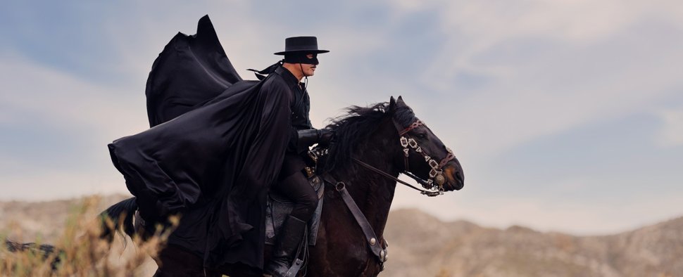 „Zorro“: Jean Dujardin porträtiert den ikonischen Helden mit der schwarzen Maske. – Bild: Paramount+