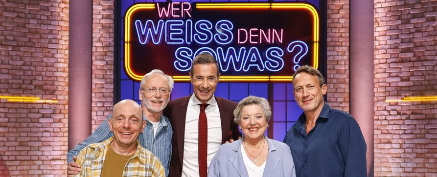 „Wer weiß denn sowas?“-Vorschau: „Lindenstraße“-Stars, „Tatort“-Ermittler, Komiker und Rapper – Das sind die Gäste vom 20. bis 23. Oktober 2025 – Bild: ARD/​NDR/​Morris Mac Matzen