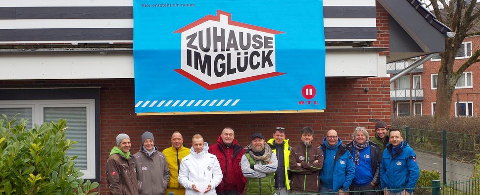 Das „Zuhause im Glück“-Team hilft wieder Familien mit renovierungsbedürftigen Häusern. – Bild: RTL II