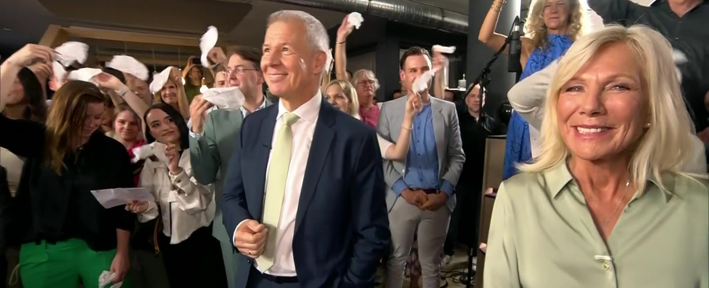 „RTL Aktuell“: So haben sich Peter Kloeppel und Ulrike von der Groeben von den Zuschauern verabschiedet – Nachrichten-Duo wird mit Weltrekord und Sendungsverlängerung überrascht – Bild: RTL/​Screenshot