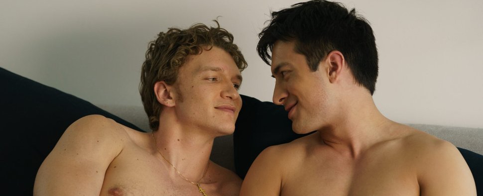 Zuneigung, wenn keiner guckt: Ilya (Connor Storrie, l.) und Shane (Hudson Williams) bei einem ihrer Rendezvous – Bild: HBO Max