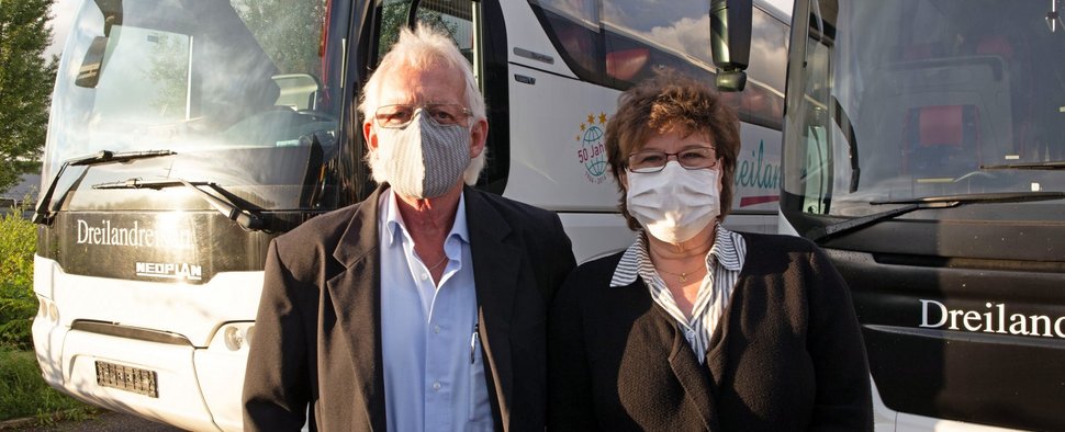 Lothar führt mit seiner Partnerin Carola zwei eigene Reisebusunternehmen – doch durch Corona kam es zum totalen Stillstand. – Bild: RTL Zwei