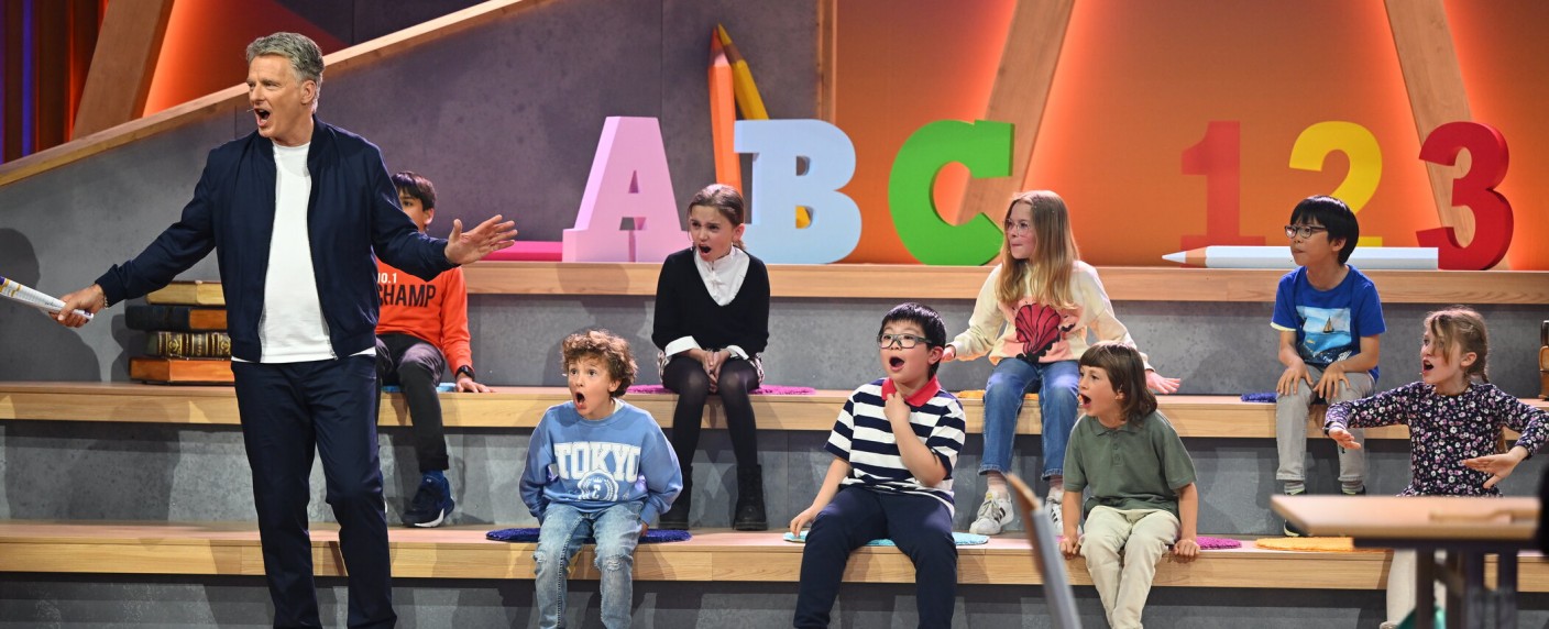 Sat.1 schickt Jörg Pilawa noch im Sommer „Zurück in die Schule“ – Zweite Staffel der Schul-Quizshow auf neuem Sendeplatz – Bild: Sat.1/​