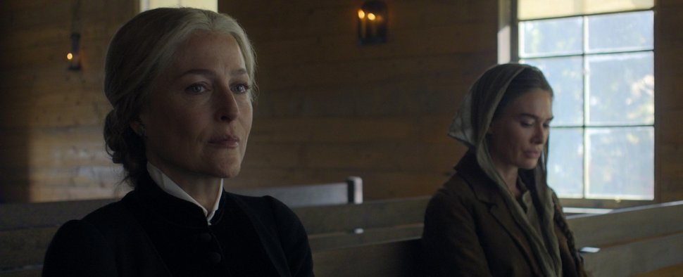 Zwei Präriemütter im Clinch: Constance Van Ness (Gillian Anderson, l.) und Fiona Nolan (Lena Headey). – Bild: Netflix