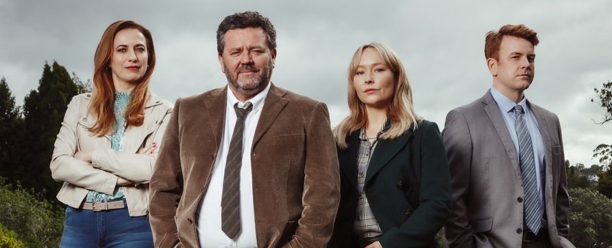 „Brokenwood – Mord in Neuseeland“: Termin für neue Staffel der Krimiserie bekannt – Runde 11 hält für Mike Shepherd und Co. wieder mysteriöse Fälle bereit – Bild: South Pacific Pictures & All3Media International