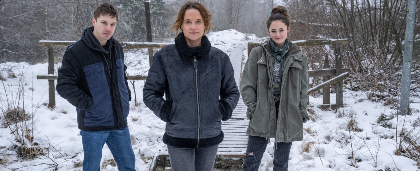 „Zwei Seiten des Abgrunds“: RTL+ und Warner TV Serie bestellen gemeinsame Thriller-Miniserie – Darstellerinnen aus „Dark“ und „Sløborn“ in Hauptrollen – Bild: RTL/​Wolfgang Ennenbach