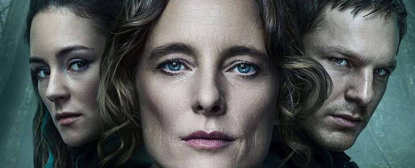 „Zwei Seiten des Abgrunds“: Aufwendige Thriller-Serie startet zeitgleich bei RTL+, Warner TV Serie und HBO Max – „Dark“- und „Sløborn“-Schauspielerinnen in Hauptrollen – Bild: RTL/​Warner Bros. Discovery/​Benno Kraehahn