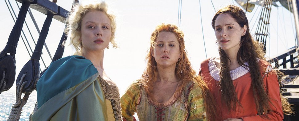 Zwischen Flucht und Hoffnung: Jocelyn (Naomi Battrick), Verity (Niamh Walsh) und Alice (Sophie Rundle) auf dem Seeweg nach „Jamestown“ – Bild: Sky 1