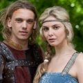 Sky zeigt neue US-Serie „Camelot“ ab Mitte März – Joseph Fiennes als Merlin, Jamie Campbell Bower als Artus – Bild: Starz