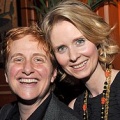 Cynthia Nixon heiratet langjährige Freundin – „Sex and the City“-Star findet Mrs. Right – Bild: People Magazine /​ Anita and Steve Shevett