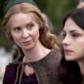 Cynthia Nixon (l.) und Charlotte Riley (r.) in „Die Tore der Welt“ – Bild: Tandem Productions GmbH