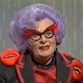 Talkshow-Königin Dame Edna – Bild: YouTube-Screenshot
