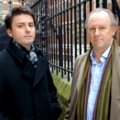 Dominic Rowan (l.) und Peter Davison (r.) sind die Neuen bei „Law & Order: UK“ – Bild: ITV