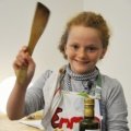 Gastgeberin Emma in „Das perfekte Kinder-Dinner“ – Bild: VOX/Nils Löhr
