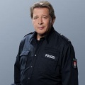 ARD-„Großstadtrevier“: Jan Fedder geht wieder auf Streife – Drehstart zur 27. Staffel der Krimiserie im April – Bild: ARD/​Thorsten Jander