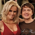 Jenny McCarthy wieder bei „Two and a Half Men“ (Achtung Spoiler!) – Wiedersehen mit Betrügerin Courtney in Staffel 9 – Bild: CBS