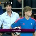 Jogi Löw und der Balljunge – Bild: ZDF/UEFA (Screenshot) Jogi Löw und der Balljunge – Bild: ZDF/UEFA (Screenshot)