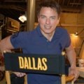 John Barrowman besucht „Dallas“ – Bild: Channel 5