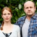 Julia Jäger und Oliver Stokowski in „Zeit der Helden“ – Bild: SWR/zero one film/Tom Trambow
