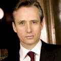 Linus Roache bei „Law & Order: SVU“ (Leichte Spoiler!) – Staatsanwalt Michael Cutter kehrt zum Franchise zurück – Bild: NBC Universal Inc.