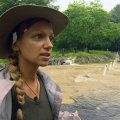 Radost Bokel muss sich an überspülter Straße in Geduld üben – Bild: RTL Radost Bokel muss sich an überspülter Straße in Geduld üben – Bild: RTL