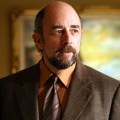 „West Wing“-Star Richard Schiff bei „Navy CIS“ – Übergreifende Storyline zum Ende der neunten Staffel – Bild: NBC Universal
