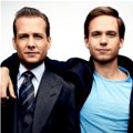 „Suits“: Harvey Spencer (G. Macht) und Mike Ross (P.J.Adams) – Bild: USA Network