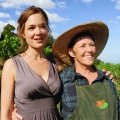 einsfestival zeigt Schweizer Comedyserie „T’es pas la seule“ – Zwei ungleiche Schwestern erben ein Weingut – Bild: SF Zwei