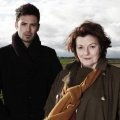 „Vera“ mit David Leon und Brenda Blethyn – Bild: ITV „Vera“ mit David Leon und Brenda Blethyn – Bild: ITV