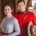 „When Calls the Heart“: Hallmark bestellt zweite Staffel – Elizabeth Thatcher unterrichtet erneut im Kohle-Städtchen – Bild: Hallmark