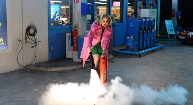 Tanken Mehr Als Super Zdfneo Sitcom Ist Mehr Als Super Schlecht Review Fernsehserien De