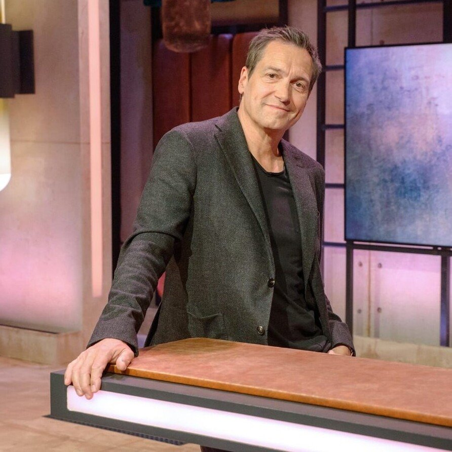 Nuhr im Ersten – Bild: rbb/Thomas Ernst Nuhr im Ersten – Bild: rbb/Thomas Ernst