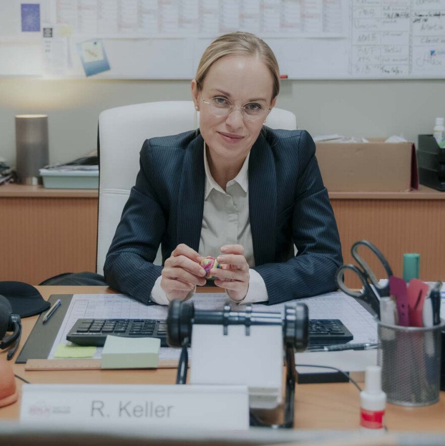 Nine to Five – Das Amt – Bild: ZDF / Sofia Velasquez