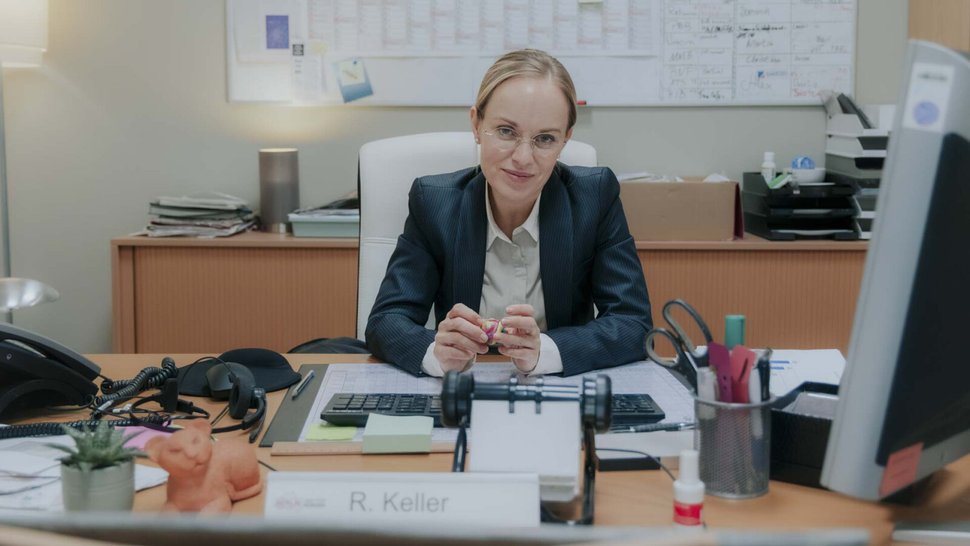 Nine to Five – Das Amt – Bild: ZDF / Sofia Velasquez