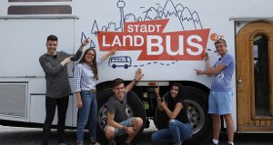 Stadt, Land, Bus – Bild: ZDF/André D Conrad Stadt, Land, Bus – Bild: ZDF/André D Conrad