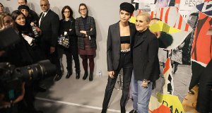 Wie Modetrends entstehen – Die Paris Fashion Week – Bild: TVNOW/BANGUMI/Deralf Avril Wie Modetrends entstehen – Die Paris Fashion Week – Bild: TVNOW/BANGUMI/Deralf Avril