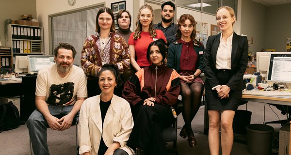 Nine to Five – Das Amt – Bild: ZDF/Sofia Cecilia Velasquez Cruz Nine to Five – Das Amt – Bild: ZDF/Sofia Cecilia Velasquez Cruz
